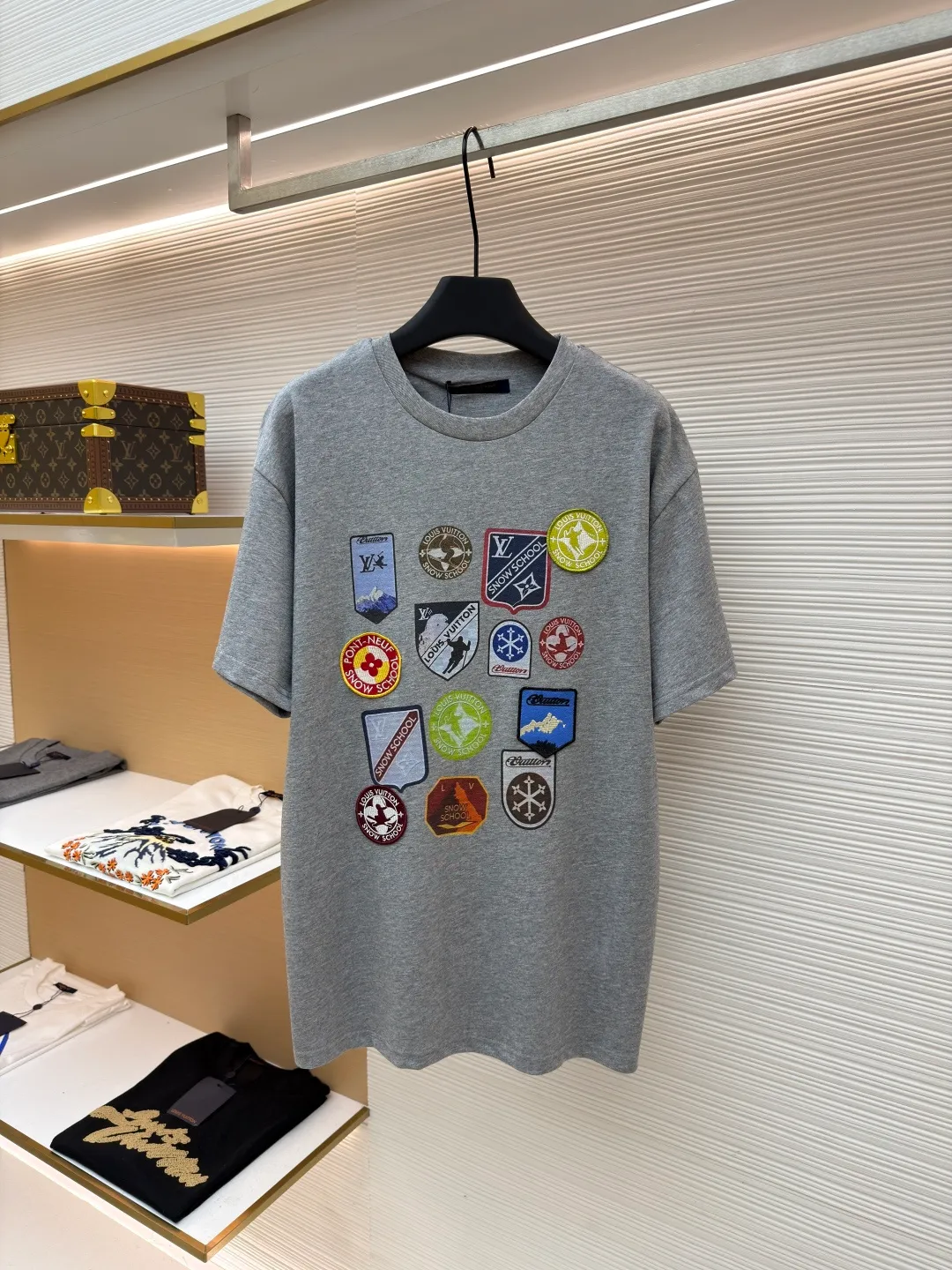 LOUIS VUITTON SKI Ski Sleeve Round Neck Short Sleeve ●Original version: purchased and developed for 7950 ●Item No.: 1681416-A15 ●Fabric: 100% cotton ●Technology: Patch printing ●Color: Gray ●Type: Fitted version ●Weight: about 300g ●Size: XS-S-M-L ●Description: This T-shirt is made of 100% cotton fabric, which is skin-friendly, breathable and has a good drape. The neckline is a round neck design, processed by double-needle hemming process, and the collar shape is flat and not easy to deform. The chest badge uses a combination of hand embroidery + patching technology. Multiple badges with different patterns are sewn in precise alignment. The embroidery stitches are fine, the patch edges are flat, the colors are rich and the layers are clear, creating a decorative effect with great visual impact. The overall cut is a loose-shouldered silhouette, and the multi-piece structural splicing ensures comfort and freedom when wearing. The fabric has been dyed through an environmentally friendly dyeing process. The gray color is uniform and has excellent color fastness. It is a personalized item that combines exquisite embroidery technology with a casual T-shirt style. It has both fashion sense and wearing comfort. The overall wiring is straight and delicate, the fabric is comfortable and soft, and the color is consistent without color difference. It can be matched with the same style to create a fashionable look and control various occasions. Customized accessories, complete with three standards, same style for men and women!